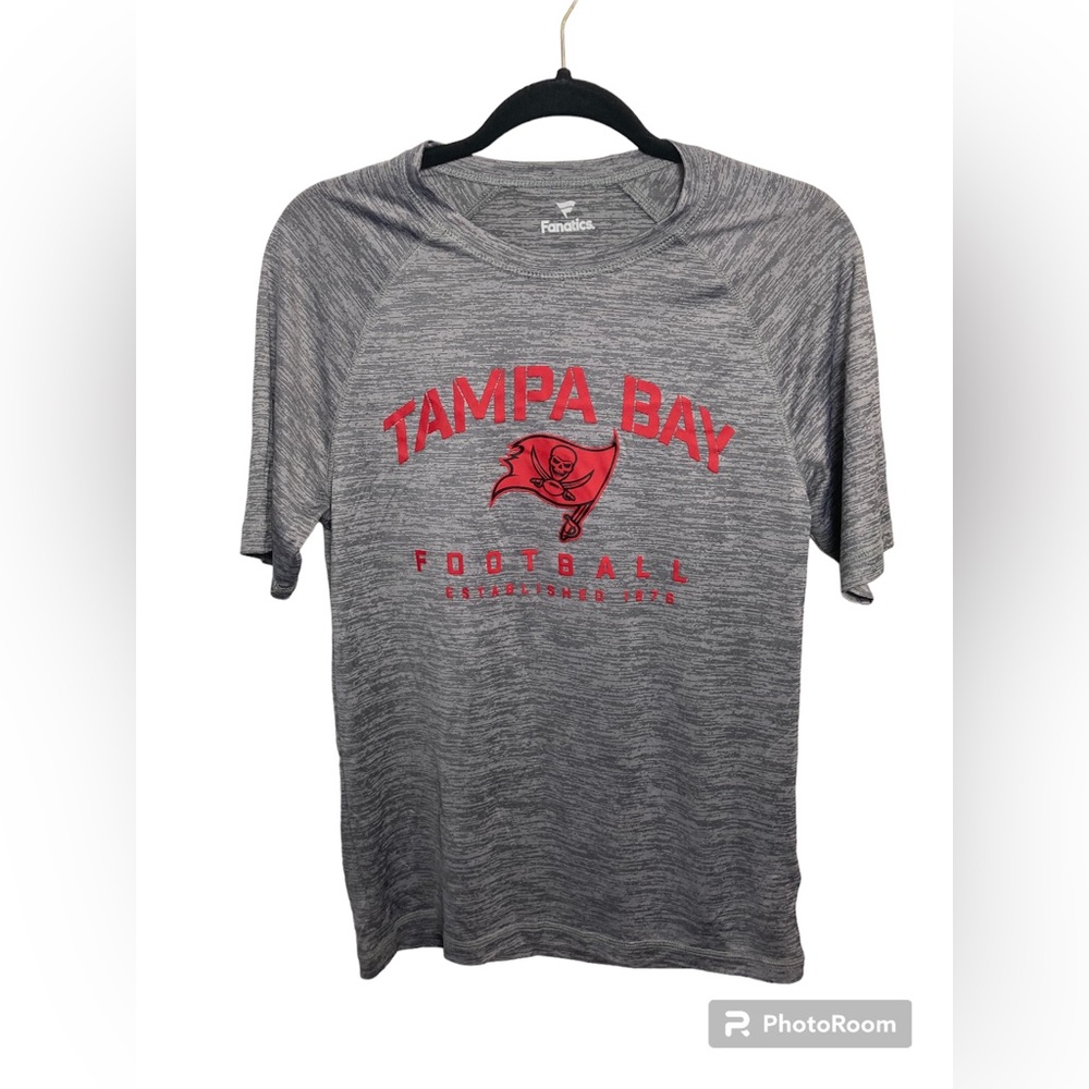 Tampa Bay Buccaneers Fanatics gray short sleeve active tee. Small